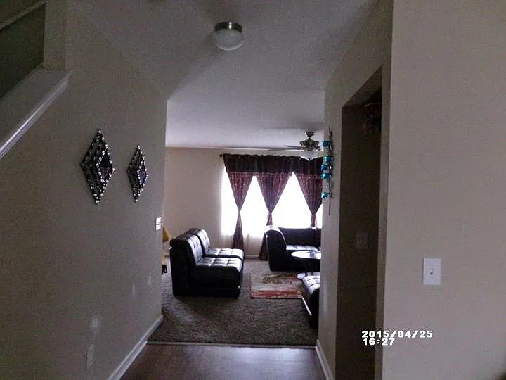 3 bed, 2.5 bath, 2241 sqft, $3,200 — Photo 4