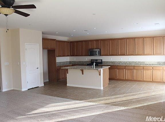 3rd image of 831 N Museo Dr