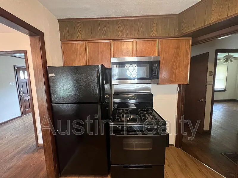 2 bed, 1.0 bath, $1,295 — Photo 3