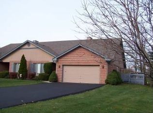 28 Royal Ln, Bloomingdale, IL 60108