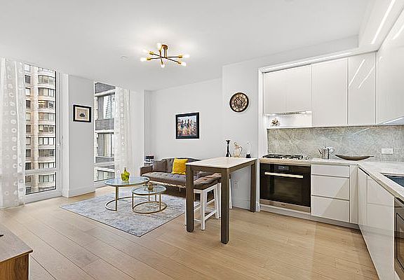 4th image of 15 W 61st St #14D
