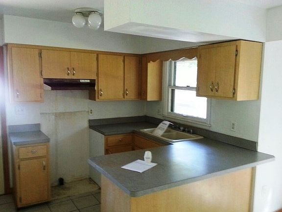 3rd image of 1304 Charlotte Dr