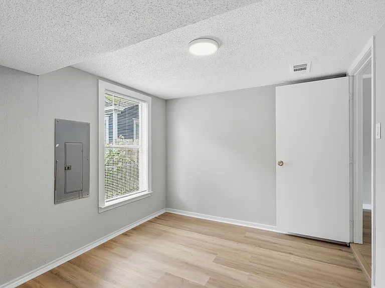 1717 Hemphill Dr — Photo 12