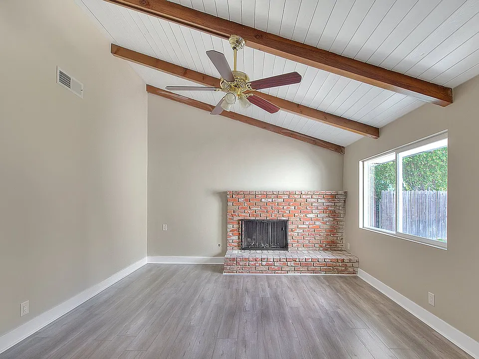 340 W Caroline Ct