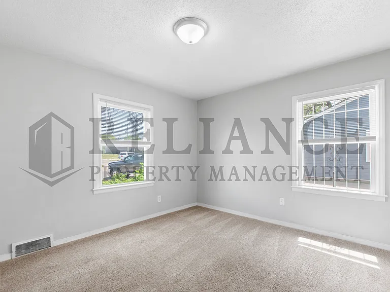 2219 N Prince St — Photo 11
