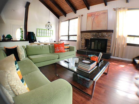 Spacious living room 
