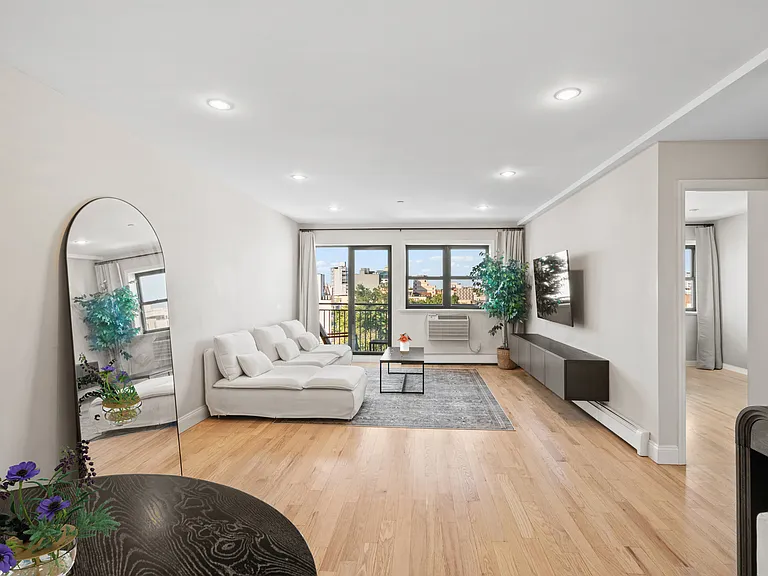 27-16 41st Ave #Penthouse 8I — Photo 2