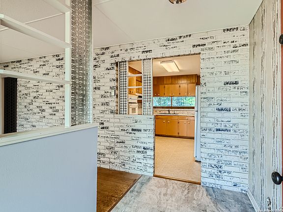 5th image of 350 WAYSIDE DR