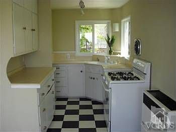 5th image of 1011 E Church St