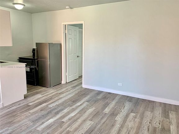 4th image of 2901 NW 18th St #22