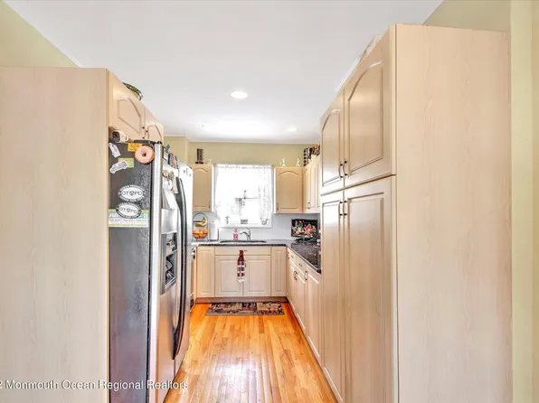 421 W Lincoln Ave, Oakhurst, NJ 07755