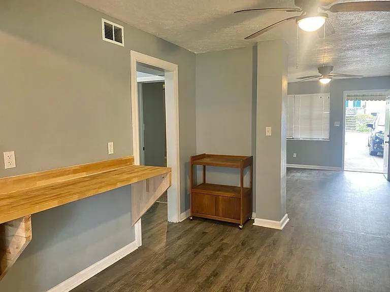 324 E Pershing St — Photo 10