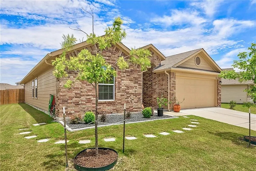 4 bed, 2047 sqft, $1,995 — Photo 2