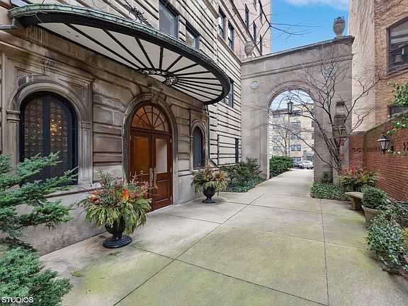 3rd image of 431 W Oakdale Ave APT 10C