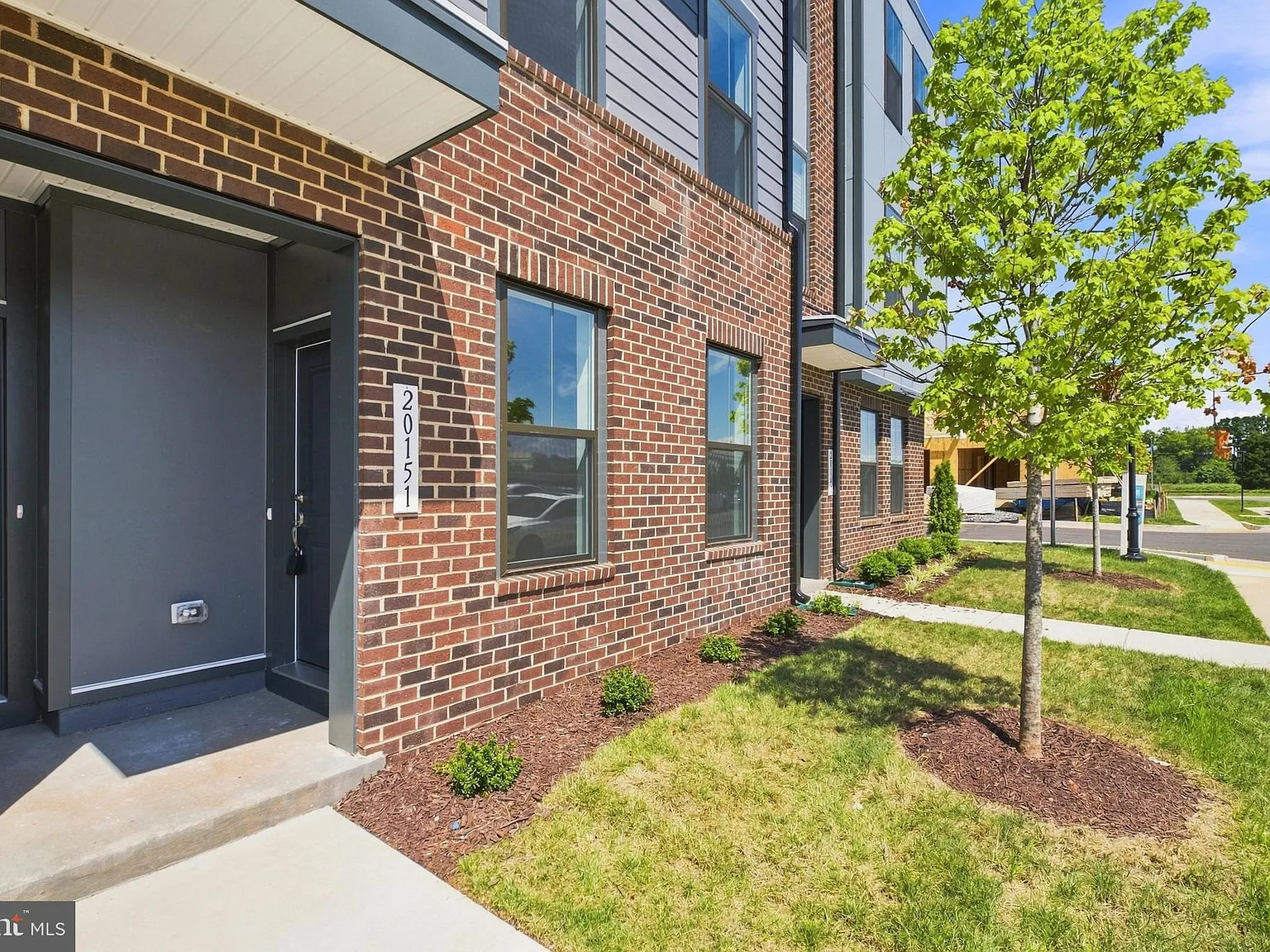 3 bed, 2.5 bath, 1619 sqft, $3,300 — Photo 3