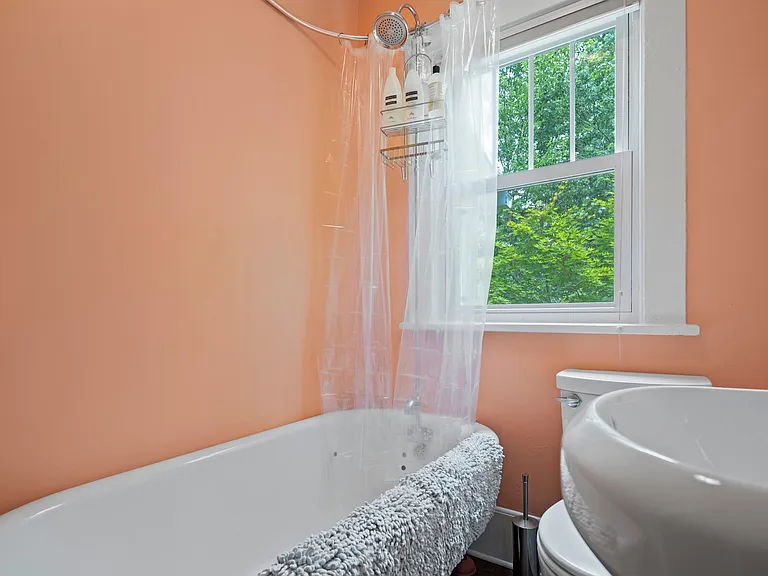 Clawfoot bathtub