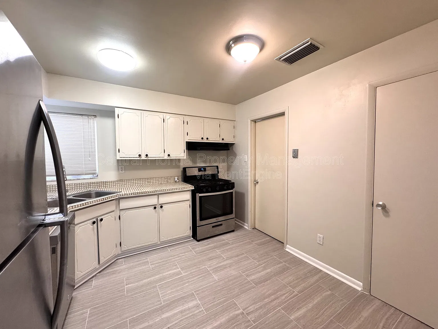 3 bed, 2.0 bath, 1370 sqft, $2,050 — Photo 4