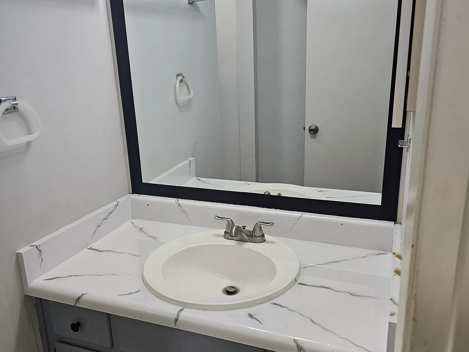3 bed, 2.5 bath, 1401 sqft, $1,800 — Photo 4