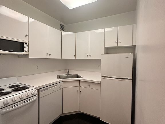 5th image of 117 W 58th St APT 10G