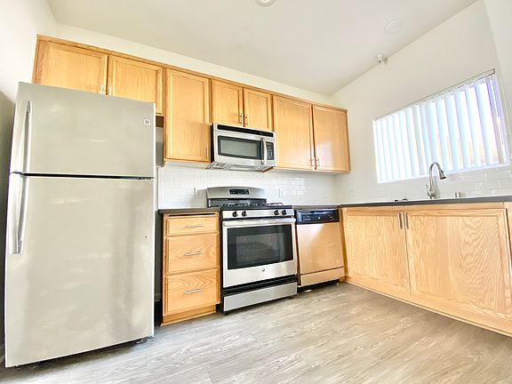 3rd image of 253 Robinson St #108