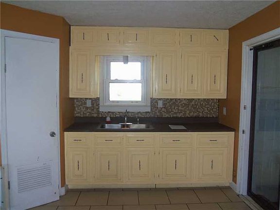 3rd image of 1510 E Jordan Dr