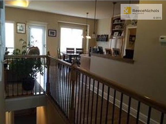 5th image of 990 Sicklebar Dr