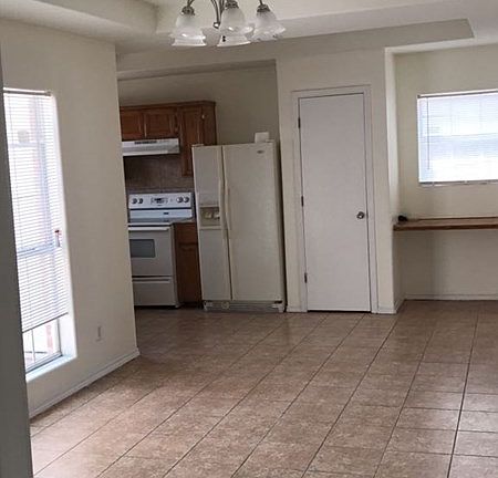 3rd image of 16 E Gabriella Ave