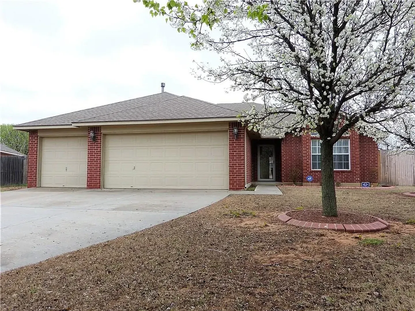 Spacious 3 Bed + Study | Fireplace, Covered Patio & Fully Fenced Backyard — Photo 2