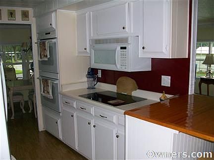 Updated kitchen with 2 ovens, micro, digital cooktop, snackbar.