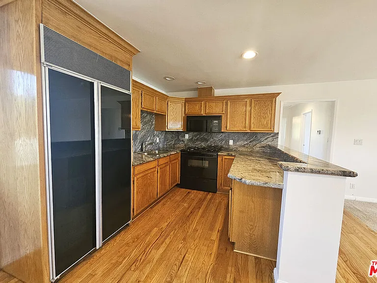 22040 Wyandotte St #UPSTAIRS — Photo 7