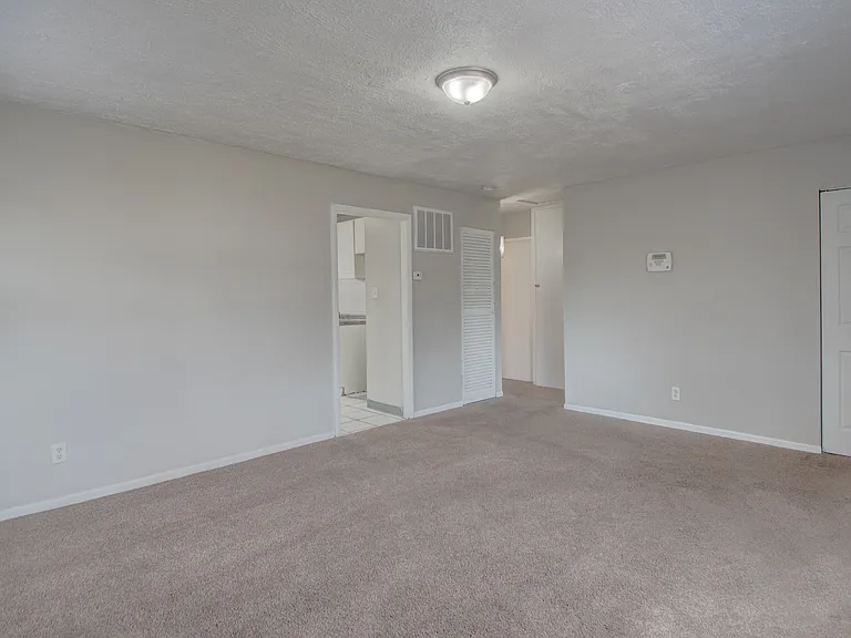 5147 E 10th Ave — Photo 4