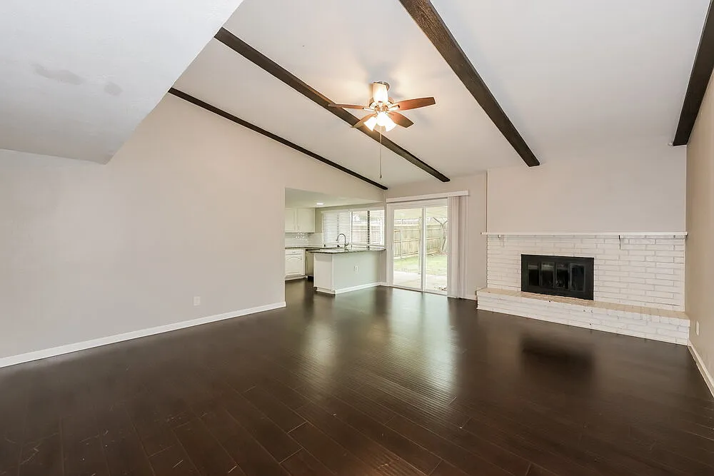 3 bed, 2.0 bath, 1868 sqft, $2,025 — Photo 3