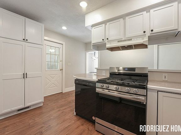 5th image of 423 Shirley St NE