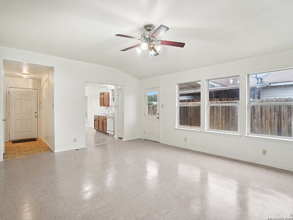 5th image of 810 CANYON RIDGE DR