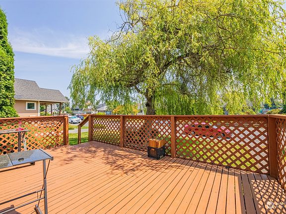 Large front deck.>