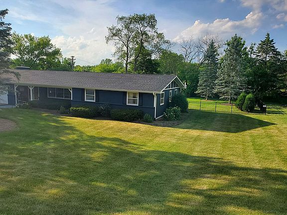 3rd image of 38W724 Hilltop Dr