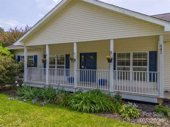 68 Cedarview Ln, Saluda, NC 28773