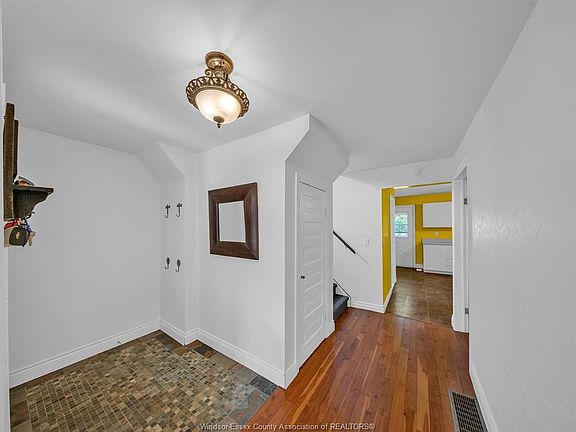 3rd image of 585 Bagot St