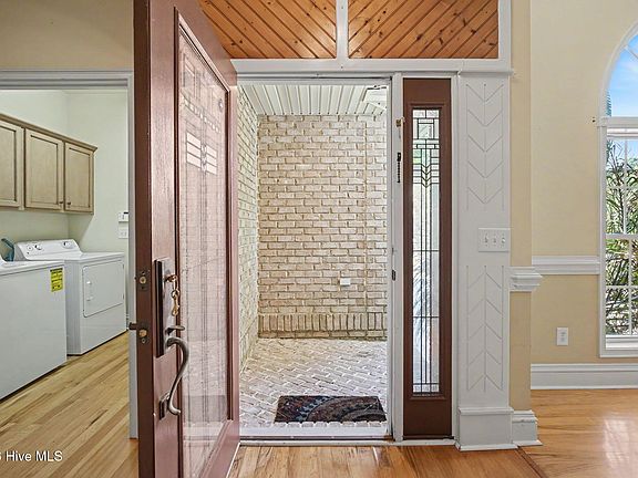4th image of 1596 Laurel Court SW