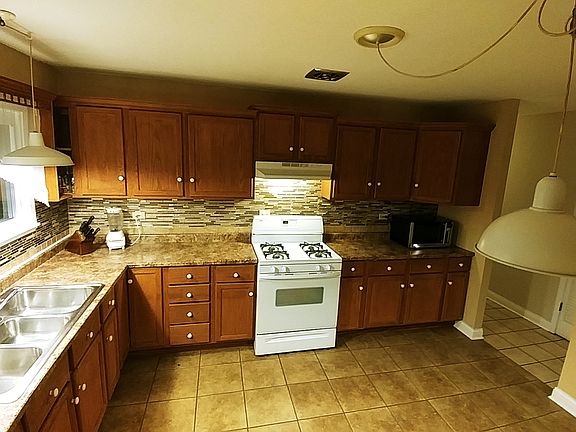 4th image of 15124 Huntington Ct