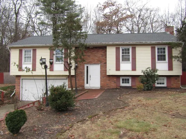 31 Twicwood Lane, Queensbury, NY 12804