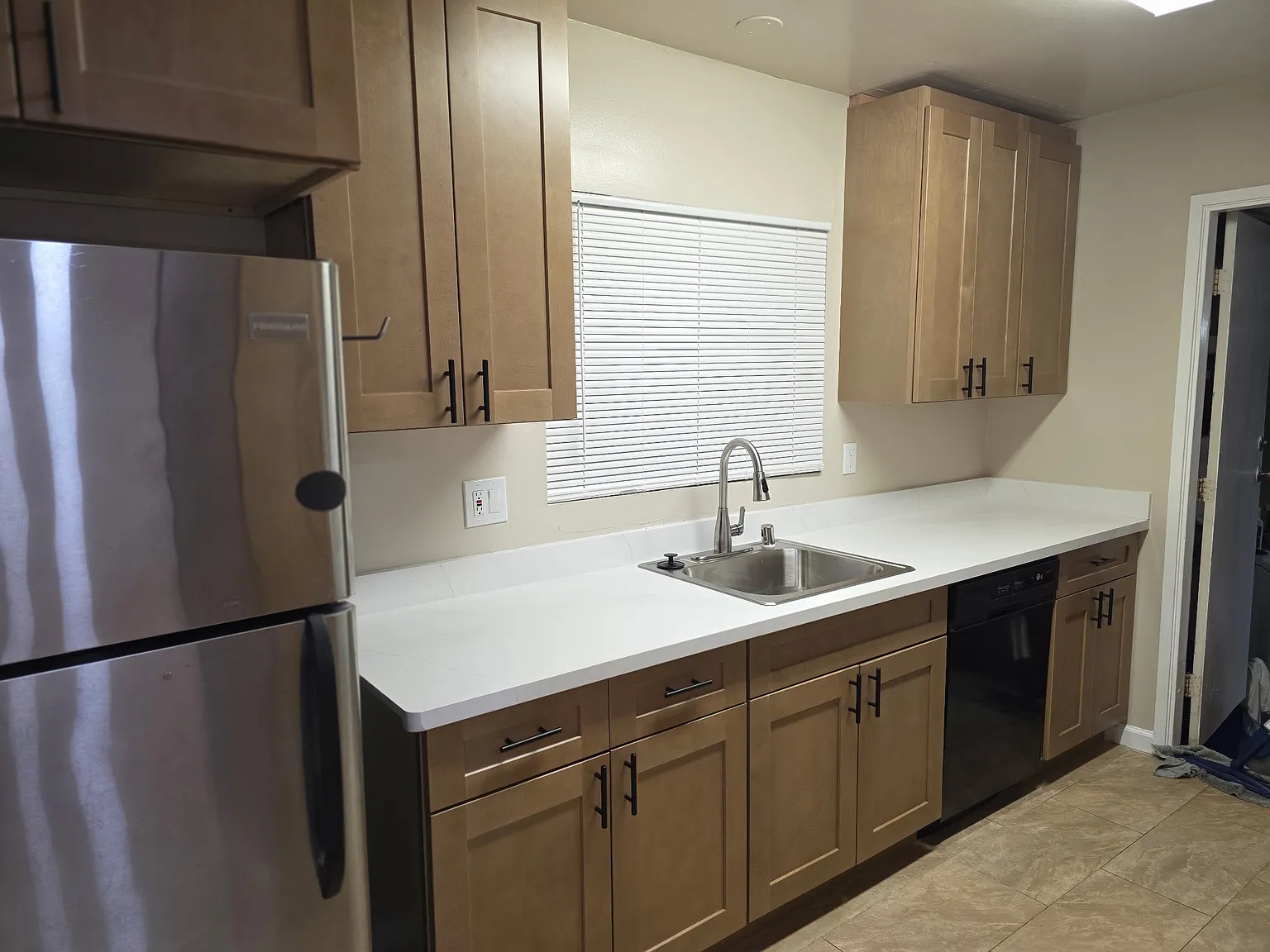 3 bed, 1296 sqft, $6,100 — Photo 4