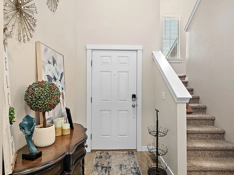 663 W Archerfield St — Photo 2