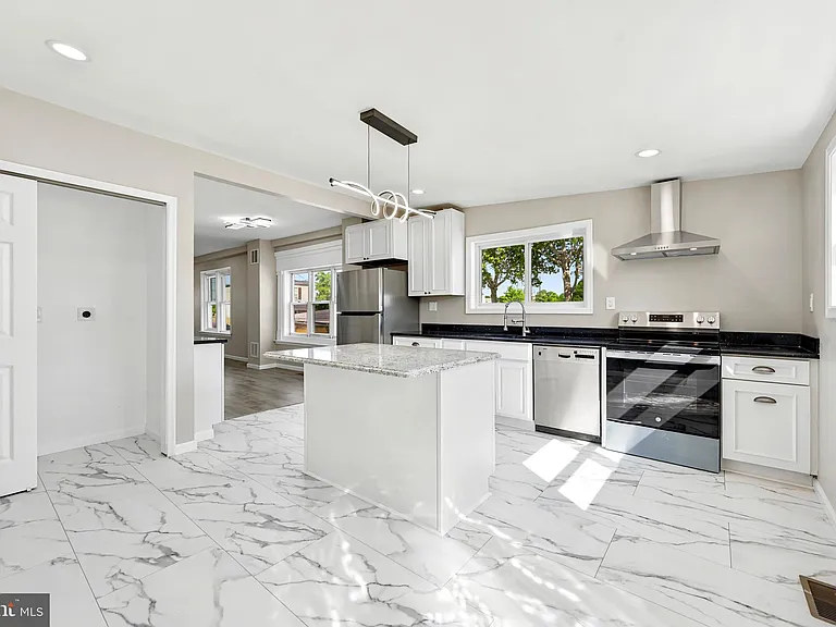 1015 McClenahan Ter — Photo 10