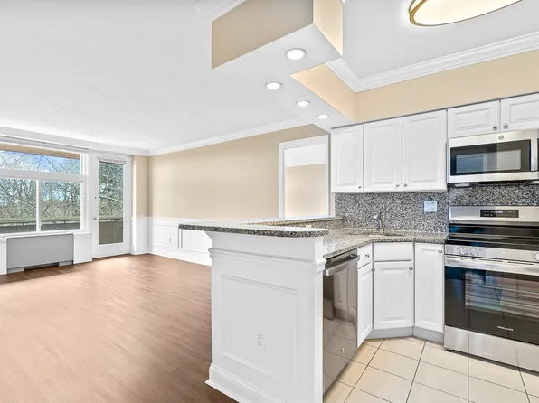 34 Eliot St #38, Milton, MA 02186