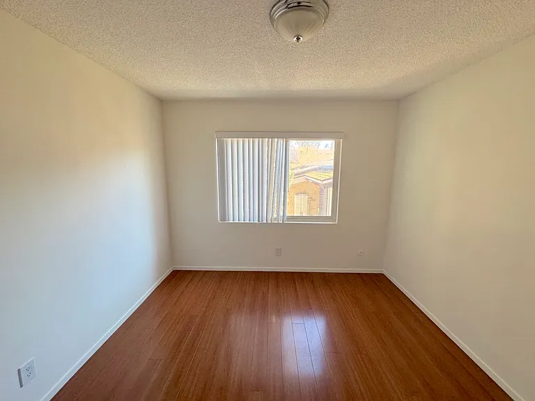 447 W Elk Ave #3 — Photo 38