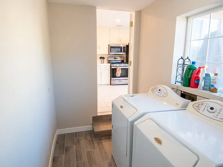 813 Comstock Dr — Photo 3