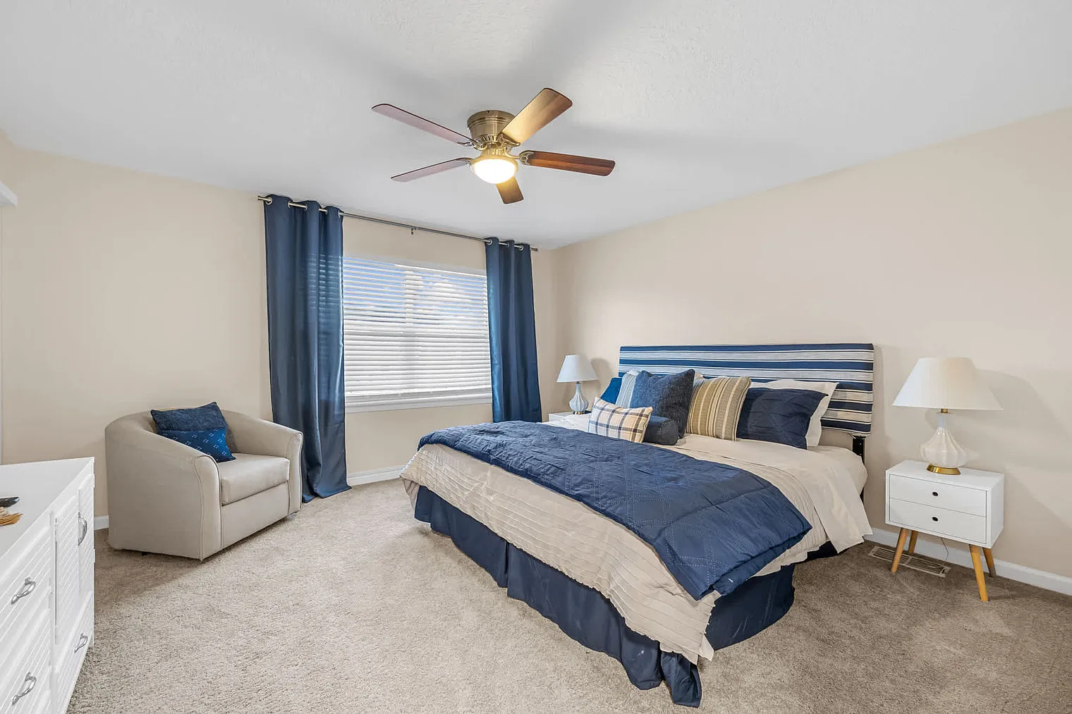 2 bed, 1.0 bath, $2,726 — Photo 2