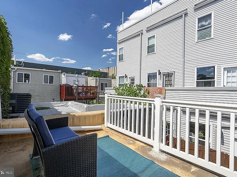 2 bed, 800 sqft, $1,800 — Photo 2
