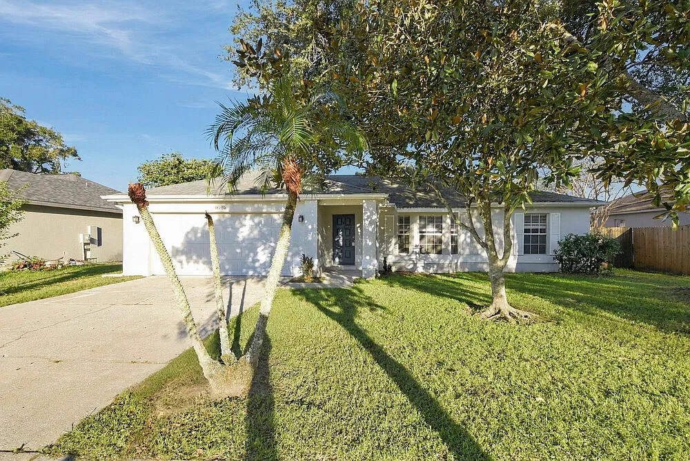 3 bed, 2.0 bath, 1368 sqft, $2,360 — Photo 1